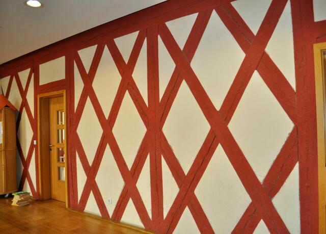 Im Schloss wurde das Fachwerk mit Farbe stark heraus gehoben. Aber wir gehen zuerst weiter ins Dachgeschoss. | Foto: Daniela Somers