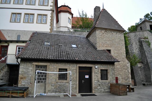 Im unteren Schlosshof steht auch das Gemeinde-Backhäusle. Hier scheint im Moment eine Klasse der Grundschule untergebracht zu sein. Leider steht auch das Fussballtor davor. Schade. Wäre so ein schönes Bild von einem urigen Backhäusle geworden. | Foto: Daniela Somers