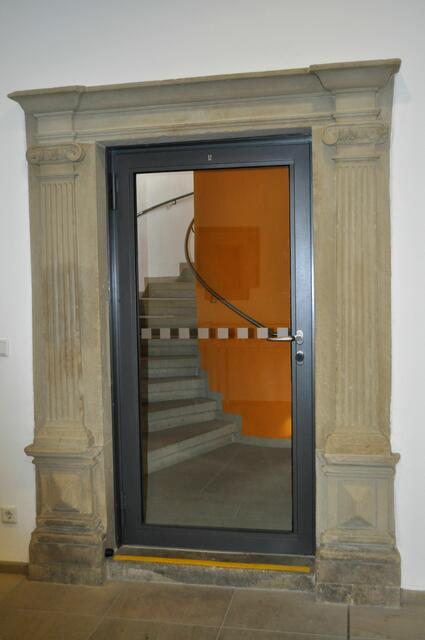 Blick zum Treppenhaus. Hier vereint sich alt und neu sehr schön. | Foto: Daniela Somers