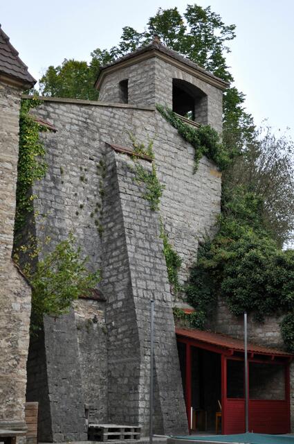 Von hier sieht man, dass das Wächterhäuschen? nach vorne eine große Öffnung hat.  | Foto: Daniela Somers