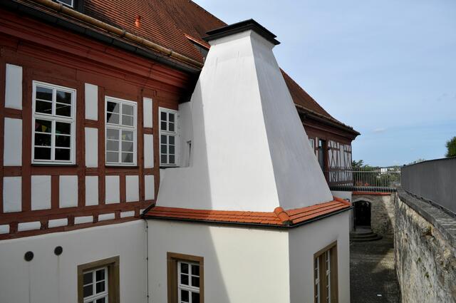 Durch einen Graben ist es vom Lindenberg getrennt. Auf dem dahinter liegenden Lindenberg war in früheren Zeiten ein Turnierplatz. | Foto: Daniela Somers