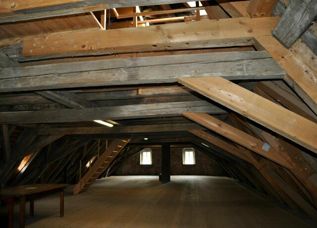Das Dachgeschoss. Ein riesiger Raum. Leider nicht nutzbar, weil man ihn zuvor erst noch besser sanieren müsste. Nur die wichtigsten Balken wurden erneuert. | Foto: Daniela Somers