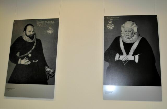 Fotografien von Gemälden. Der Erbauer des Schlosses Wolf Conrad Greck II und seine Gattin Benedicta von Gemmingen-Michelfeld.
Wolf Conrad war nicht sehr beliebt. Er galt als Menschenschinder.  | Foto: Daniela Somers