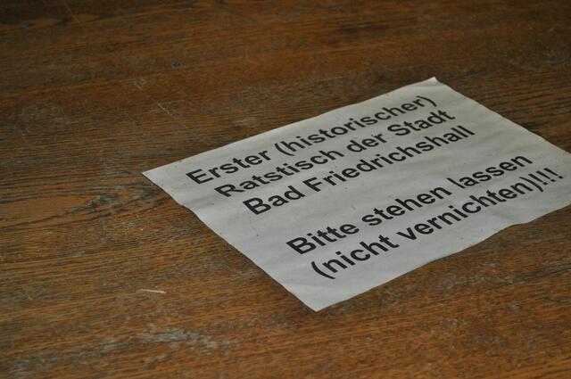 Da hat jemand vorgebeugt und gleich die Frage beantwortet: Ist das ...? Oder kann das weg?  | Foto: Daniela Somers