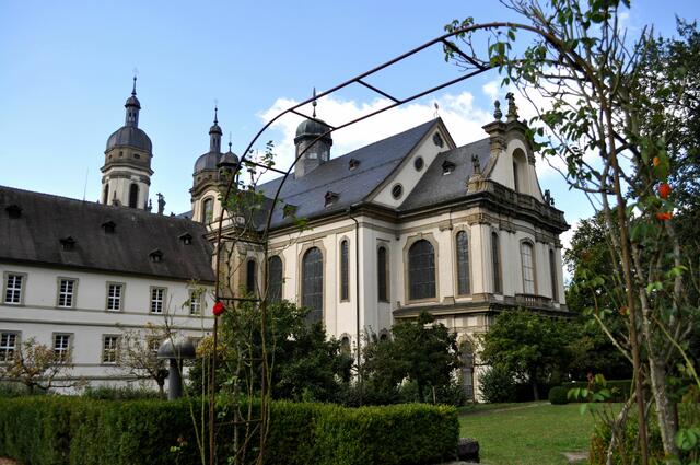 Vom Konventgarten hat man einen guten Ausblick zur Kirche und dem Konvent. Der Konvent ist mit der neuen Abtei verbunden. Aber von der anderen Seite sieht man nur die neue Abtei. | Foto: Daniela Somers