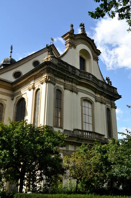 Blick vom Garten auf die Rückseite der Kirche | Foto: Daniela Somers