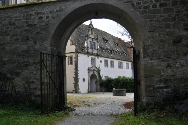 Der Blick zurück zur alten Abtei. Davor ein Brunnen mit Frosch. | Foto: Daniela Somers