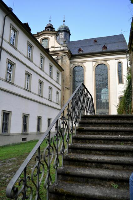 Hinter der Kirche und dem Konvent gehts über eine Freitreppe zum höher gelegenen Konventgarten | Foto: Daniela Somers