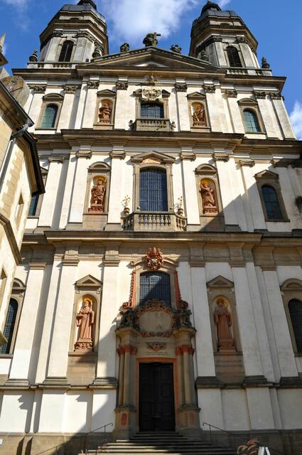 Da lohnt es sich auch mal genauer hinzuschauen. Die zwei unteren Statuen stellen Benedikt und Bernhard dar. Darüber in der Mitte  Josef und Andreas. Und ganz oben Maria und Johannes d. Täufer. | Foto: Daniela Somers