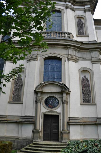 Der seitliche Eingang der Kirche. Auch hier wurde mit figürlichen Darstellungen nicht gespart. | Foto: Daniela Somers