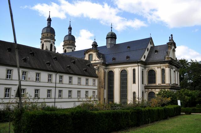 Vom Garten aus sieht man auch wie groß die Kirche und der Konvent ist. | Foto: Daniela Somers