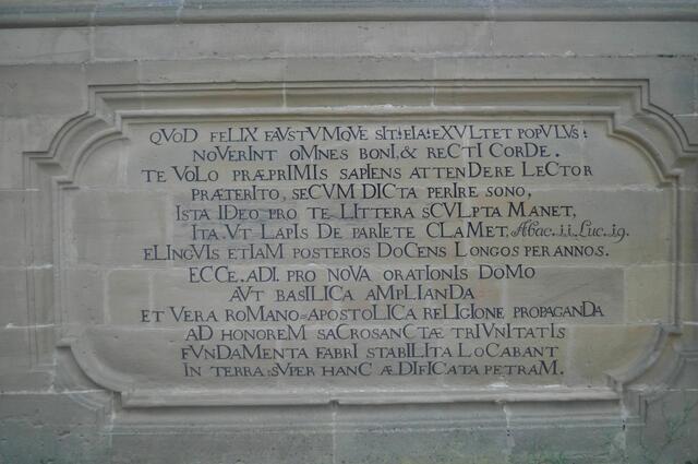 Das erstaunliche an den Reimen von Benedikt Knittel war, dass die Buchstaben, die auch lateinische Nummer sein können (groß geschrieben) bestimmte Daten aussagen. So z. B. die Ferstigstellung der Kirche. Diese Knittel-Verse sind überall im Kloster zu finden. Allerdings ist es eine Legende, dass von ihm die gleichnamigen Knittelverse stammen. Es ist nur eine Namensgleichheit. | Foto: Daniela Somers