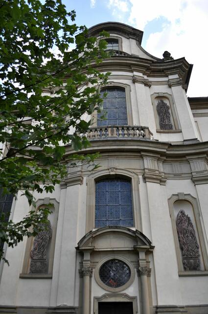 Seitenansicht der Kirche. Hier sieht man einige Darstellungen. Leider konnte ich die Bedeutung der Figuren nicht heraus finden. | Foto: Daniela Somers