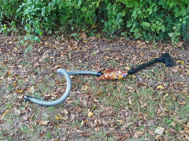 Leider gibt es Mitmenschen, die unsere Natur und Parkanlagen nicht wertschätzen. Wie sonst kann jemand Teil eines Staubsaugers einfach in der Wiese des kleinen Parks entsorgen. Im übrigen nur ein paar Meter von einem schönen Kinderspielplatz entfernt. 
Da fehlen mir fast die Worte.  | Foto: sigischlottke
