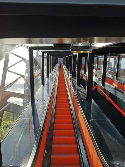 Die freistehende Rolltreppe befördert die Besucher zum Ruhrmuseum in der Kohlenwäsche in Essen.  | Foto: Heiderose
