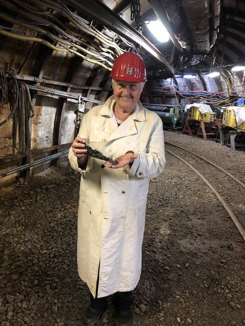 Heiderose in Schutzkleidung und einem Päckchen Steinkohle im Trainingsbergwerk Recklinghausen | Foto: Hansjörg