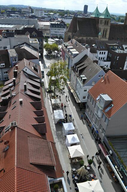 Blick auf den aktuellen Töpfermarkt. Man sieht, es gibt nicht mehr viele Stände. Noch ein paar Stände um den Hafenmarkt herum, das wars dann auch schon. | Foto: Daniela Somers