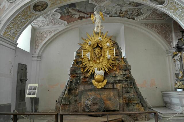 Das heilige Grab. Hier wird die Passion Christi dargestellt. Das Grab ist veränderbar und zeigt sich an einigen Feiertagen in einem anderen Bild. Also z. B. ist die Grabplatte dann geöffnet und man sieht darin Engel. Ähnlich einem barocken Theater. Es wurde 1790 erschaffen. | Foto: Daniela Somers