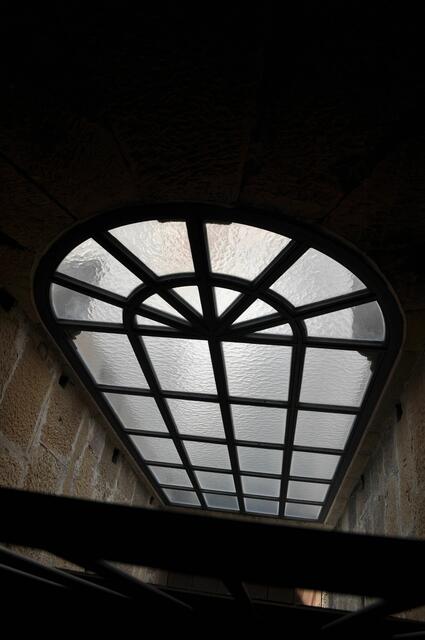 An vielen Stellen kann man auch im Inneren nach unten schauen. | Foto: Daniela Somers