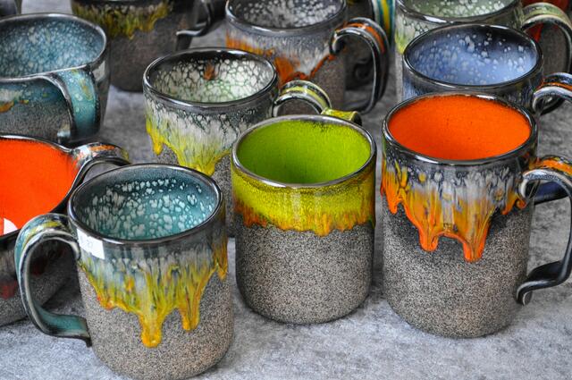 Diese Tassen sind wirklich toll. Mit Glas und Sand wurde die Oberfläche gestaltet. | Foto: Daniela Somers