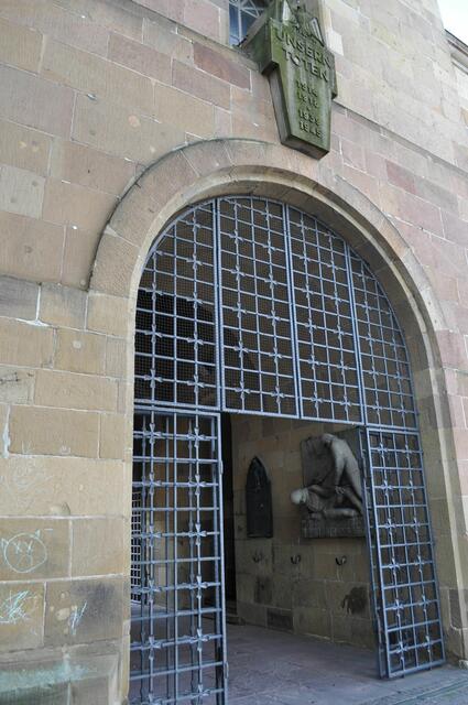 Hafenmarktturm mit dem Kriegerdenkmal | Foto: Daniela Somers