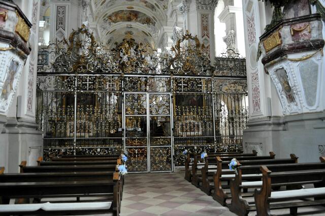 Das mit Gold-, Silber- und Farbakzenten versehene Chorgitter. | Foto: Daniela Somers