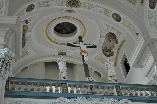 Detailansicht der Decke und des oberen Stockwerks im Eingangsbereich. | Foto: Daniela Somers