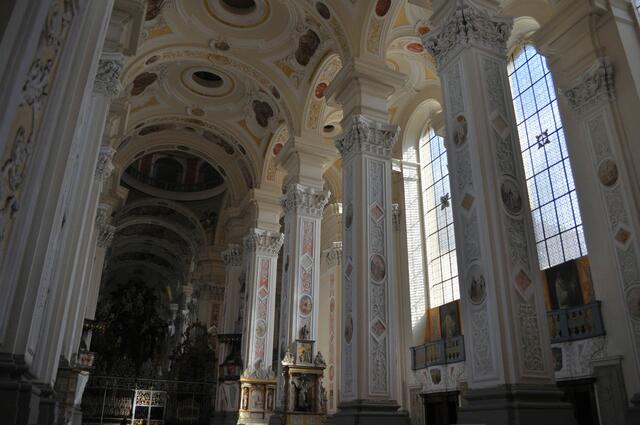 Bei sovielen Darstellungen und dem Prunk in dieser Kirche, weiß man garnicht wo man zuerst hinschauen soll. | Foto: Daniela Somers