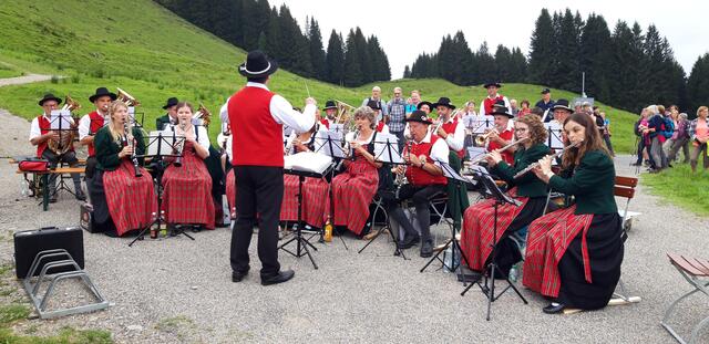 Tag 1: kurzer Konzertgenuss an der Alpe Schrattenwang | Foto: privat Sibylle Tröber