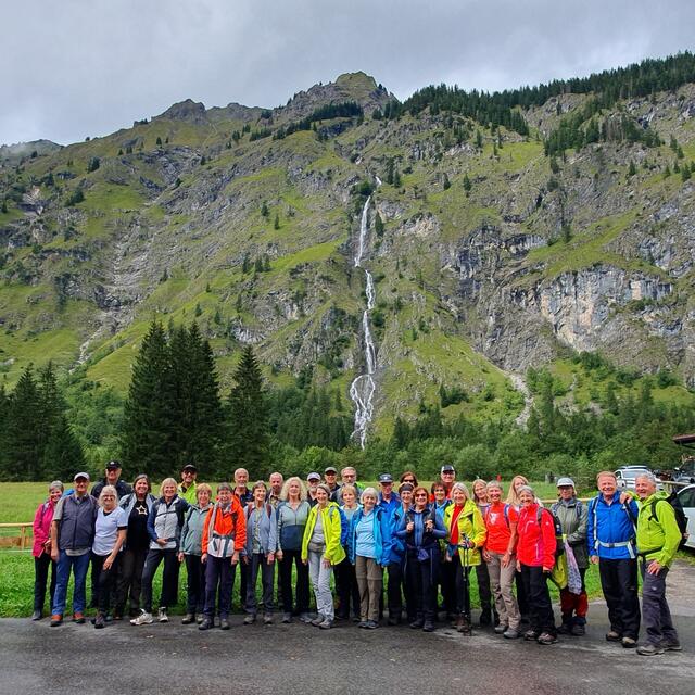 Tag 3: Gruppenbild nach der Einkehr bei inzwischen schönem Wetter | Foto: privat Sibylle Tröber