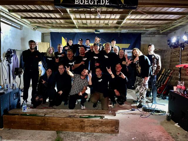 Badman e.V.-Vereinsmitglieder mit BOEGt-Bandmitgliedern | Foto: Eigenes Bild.