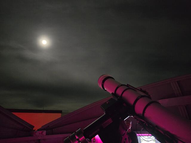 Auf dem Dach der experimenta mit dem grossen Teleskop, den Mond im Visier. | Foto: Heidrun Rosenberger
