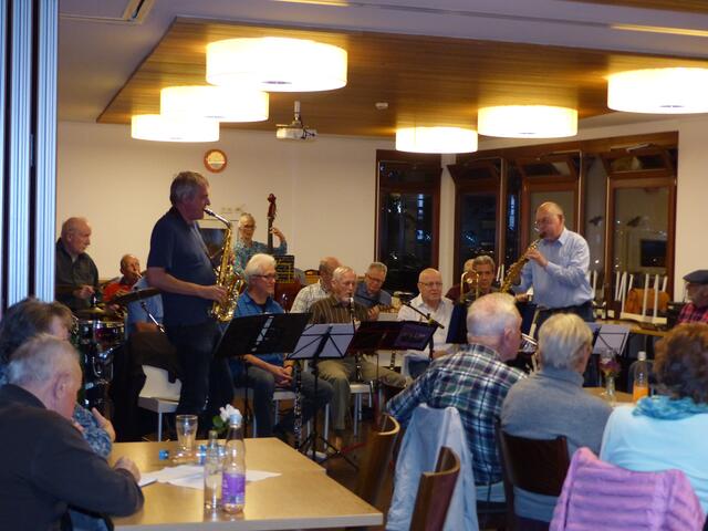 Johannes Mühleck (links stehend) und Werner Philipp (rechts) lieferten sich mit Improvisationen auf ihren Saxophonen eine heiße Jam-Battle.  | Foto: privat