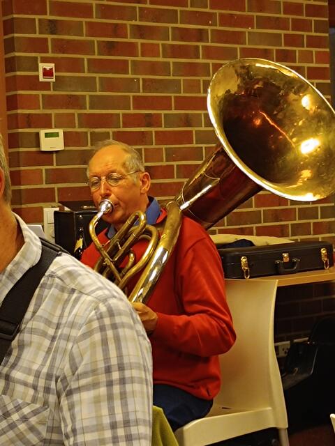 Detlev Tietz am Helikon hatte das größte Instrument und die weiteste Anfahrt.  | Foto: privat