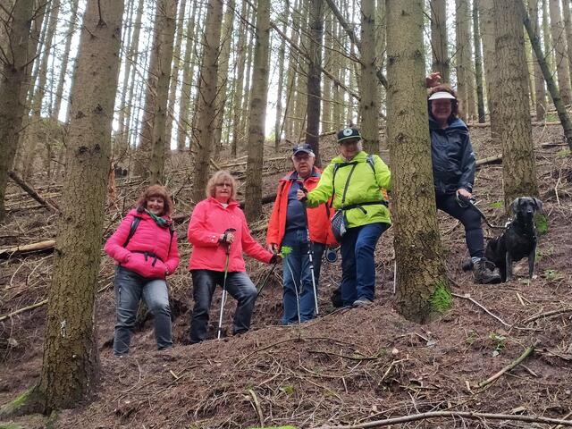 Puuuh, willkommene Pause zum Fotoshooting 😄. In steilen Serpentinen geht's bergauf und wir kommen ziemlich ins Schnaufen.  | Foto: sigischlottke
