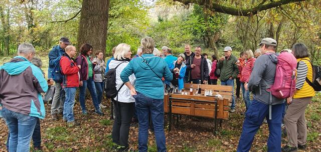 Am Bänkle an der Orchideenwiese standen Obstbrand und Likörchen bereit. | Foto: privat Sibylle Tröber und Walter Pfenning