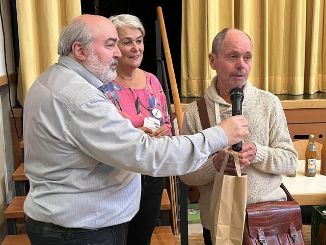 Bernd Mayer und Dr. Karin Haug vom BUND Schwaigern bedankten sich bei Günter Gräther für seine Kooperationsbereitschaft und seinen Einsatz für Natur und Umwelt | Foto: Andrea Hohlweck BUND RV Heilbronn-Franken