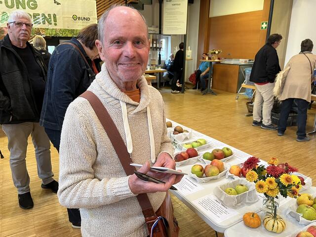 Günter Gräther aus Oberstenfeld-Gronau (LAndkreis Ludwigsburg) baute über Jahrzehnte seine Streuobstwiese mit heute über 160 Sorten Apfel- und Birnbäumen aus. Sensationell! | Foto: Andrea Hohlweck BUND RV Heilbronn-Franken