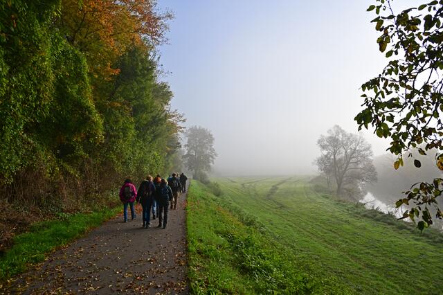 Dichter Nebel, aber der blaue Himmel blitzt schon durch. | Foto: Michael Harmsen