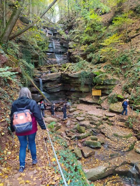 Hier sind wir nun am Anfang der Schlucht. Kleine Wasserfälle rieseln über die Felsen. | Foto: sigischlottke