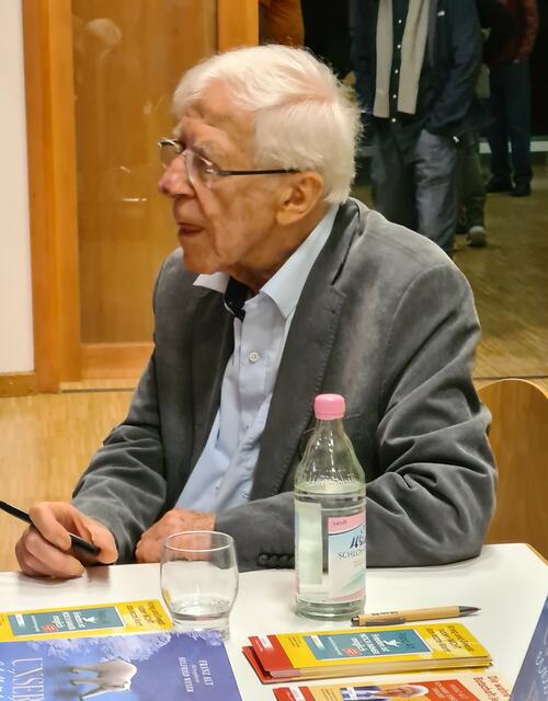 Dr. Franz Alt bei der Buchsignierung - und natürlich beim Diskutieren .... | Foto: Hilde Mayer