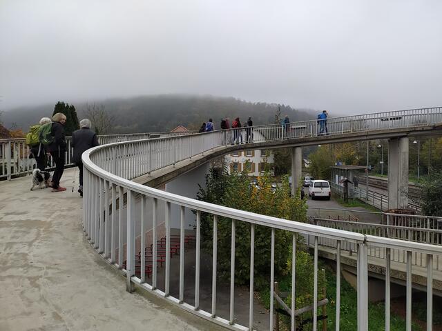 Erstmal müssen über diese Brücke die Bahngleise überquert werden.  | Foto: sigischlottke