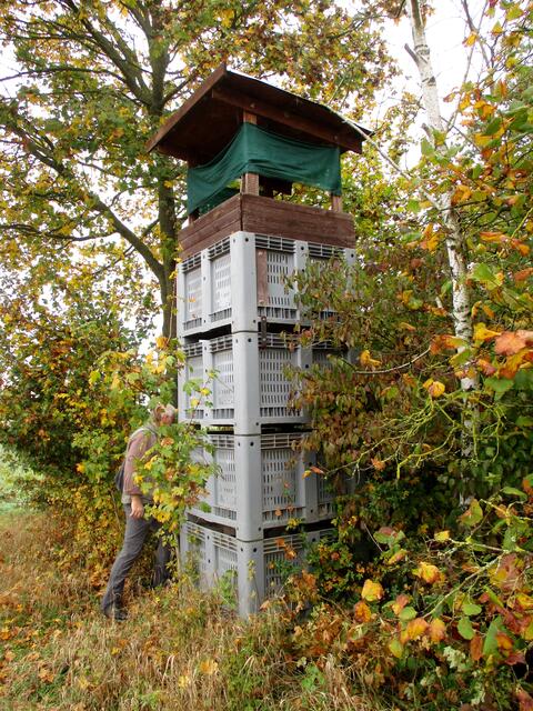 Dieser Hochsitz weckt Interesse. In der unteren Box liegen Steine um das ganz waagrecht zu halten | Foto: WandernGabyErich