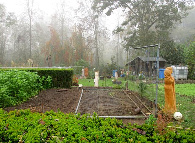 Bisher gar nicht aufgefallen mausert sich der Garten zum Kunstwerk | Foto: WandernGabyErich