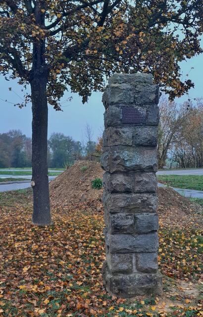 Denkmal für den Bau eines Feldweges zwischen 1934 und 1936 | Foto: WandernGabyErich