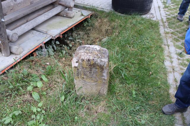 Grenzstein Württemberg/Baden auf dem Firmengelände | Foto: Marga Specht