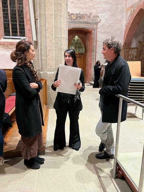 Isabel González Villar (Mitte) im Gespräch mit Komponist David Penadés-Fasanar (rechts) und Begleitung | Foto: privat