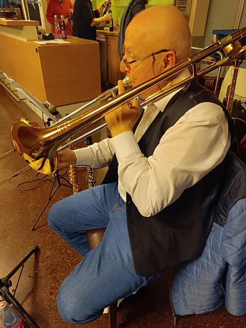 Mit Posaune und Gesang ergänzte Fritz Resech kongenial das originell aufspielende Jazzquartett aus pensionierten Lehrern.
 | Foto: privat