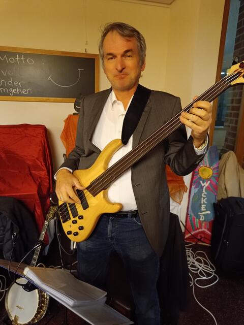Am Fretless E-Bass zeigte sich die langjährige Musikpraxis vom Johannes Mühleck, der als Vertretung für die erkrankte Bassistin kurzfristig einsprang.  | Foto: privat