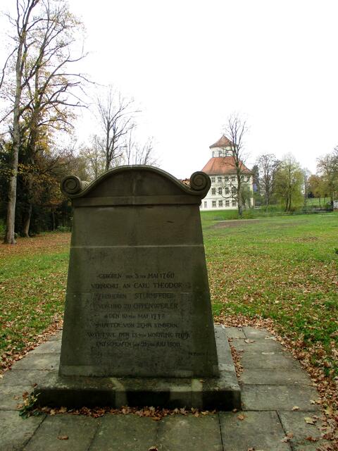 Grabstein der Maria Karoline von Sturmfelder, geb.  Freiin Greifenklau von Vollraths mit dem Wasserschloss im Hintergrund | Foto: WandernGabyErich